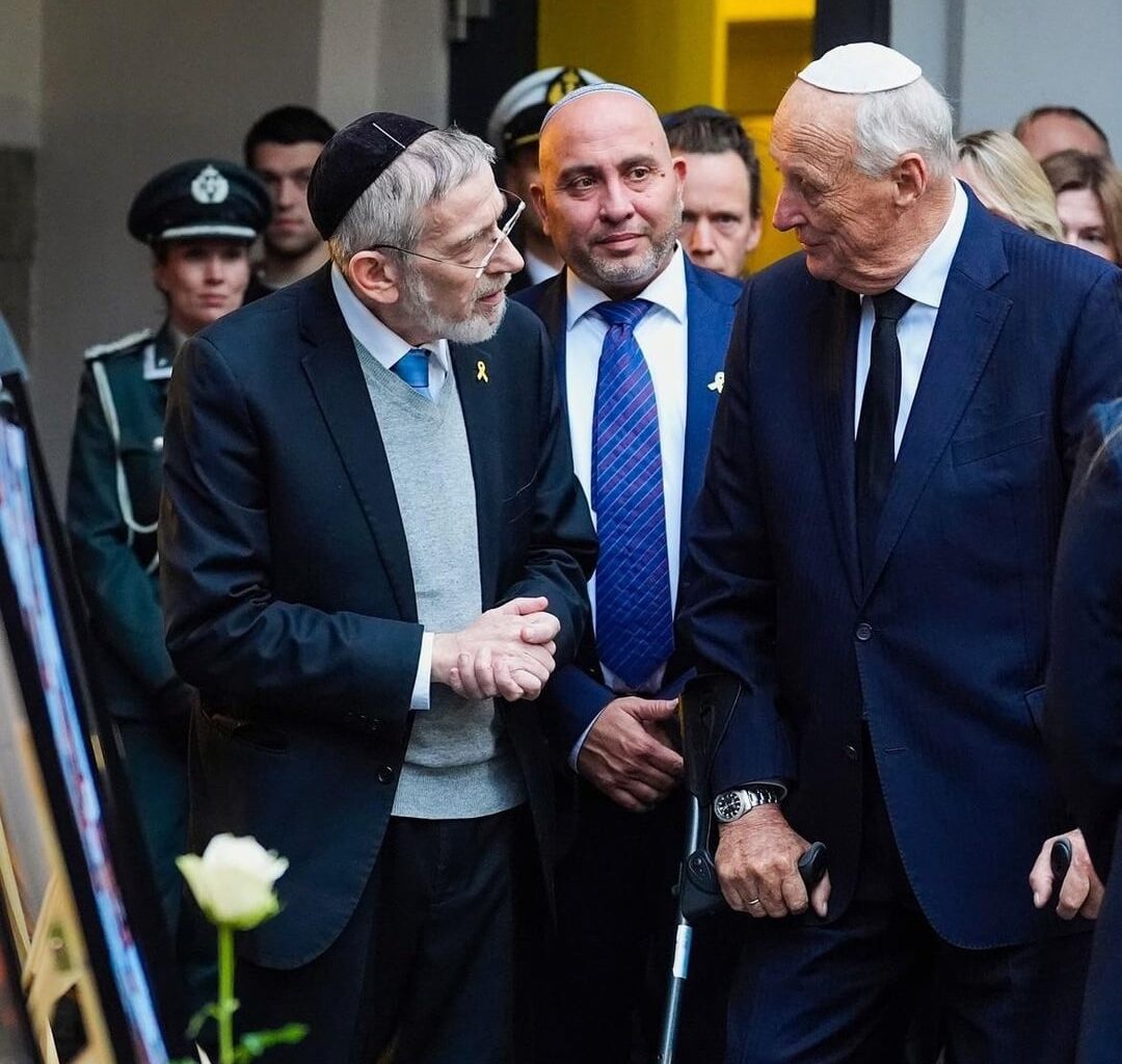 King Harald and Crown Prince Haakkon attended a commemoration in the Oslo synagogue marking the one year anniversary of the horrific terrorist attack in Israel on October 7th