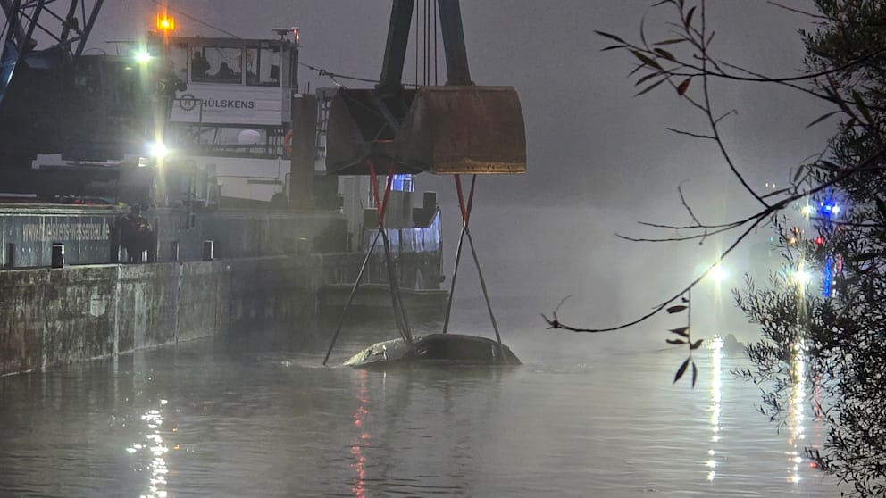 Vorsichtig wird das Auto aus dem Fluss gehievt