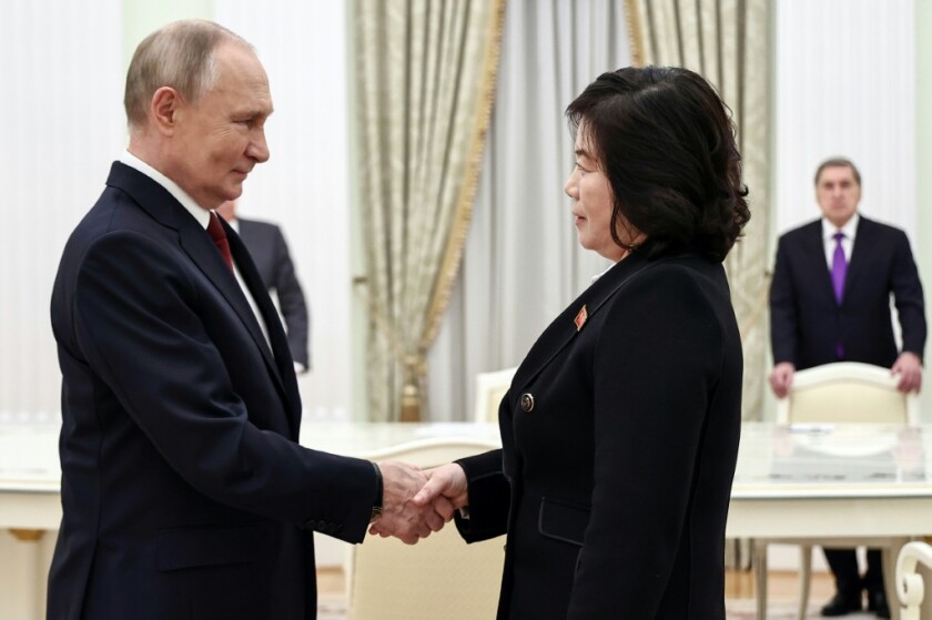 AFP - Photo distribuée par l'agence de presse d'Etat russe Sputnik montrant le président russe Vladimir Poutine (G) et la cheffe de la diplomatie nord-coréenne Choe Son Hui (D) à Moscou le 4 novembre 2024