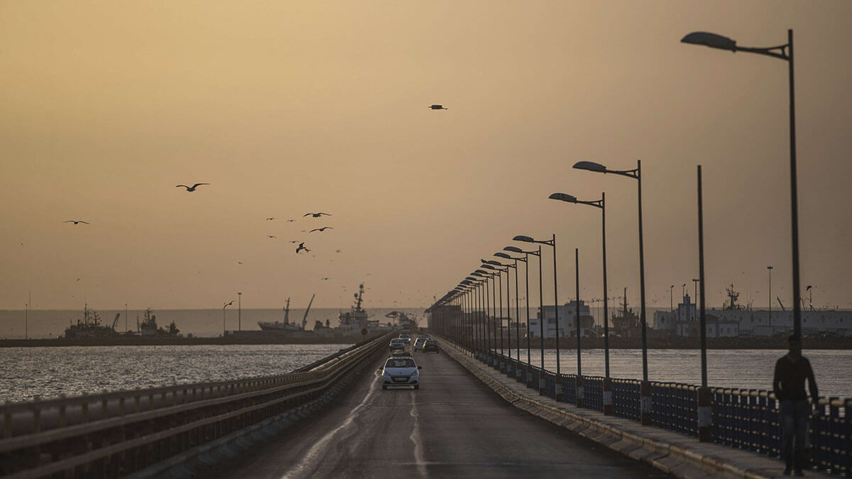 Vista de la carretera que conduce al puerto pesquero de Dajla, Sáhara Occidental - AP/MOSAAB ELSHAMY