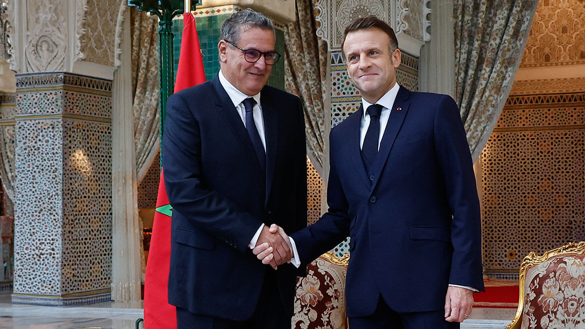 <p>El primer ministro de Marruecos, Aziz Akhannouch, saluda al presidente de Francia, Emmanuel Macron, antes de su reunión en Rabat el 29 de octubre de 2024 - AFP/ LUDOVIC MARIN</p>
