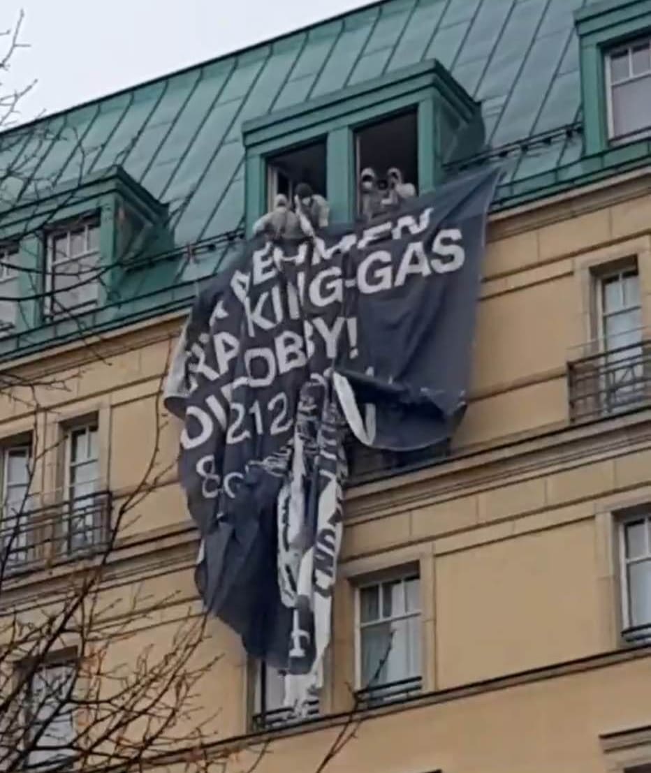 Aus dem Dachgeschoss des Hotels wurde ein Banner runtergelassen