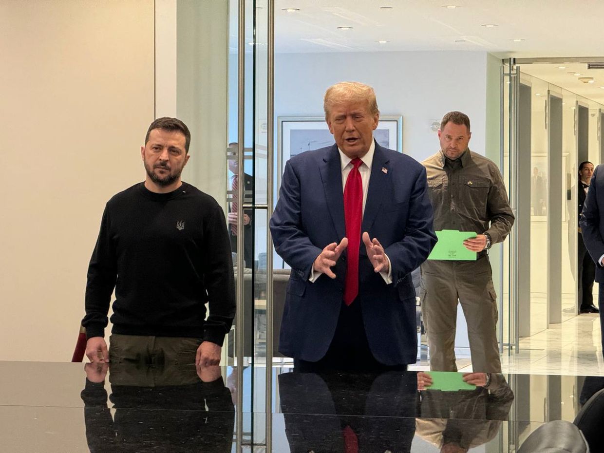 President of Ukraine Volodymyr Zelensky (L) and former U.S. President Donald Trump meet during Zelensky’s visit in New York City, US, on Sept. 27, 2024.