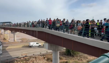 Thousands of people carrying buckets, shovels, mops, brooms, water jugs and food are setting out on foot from Valencia to help villages affected by the floods.