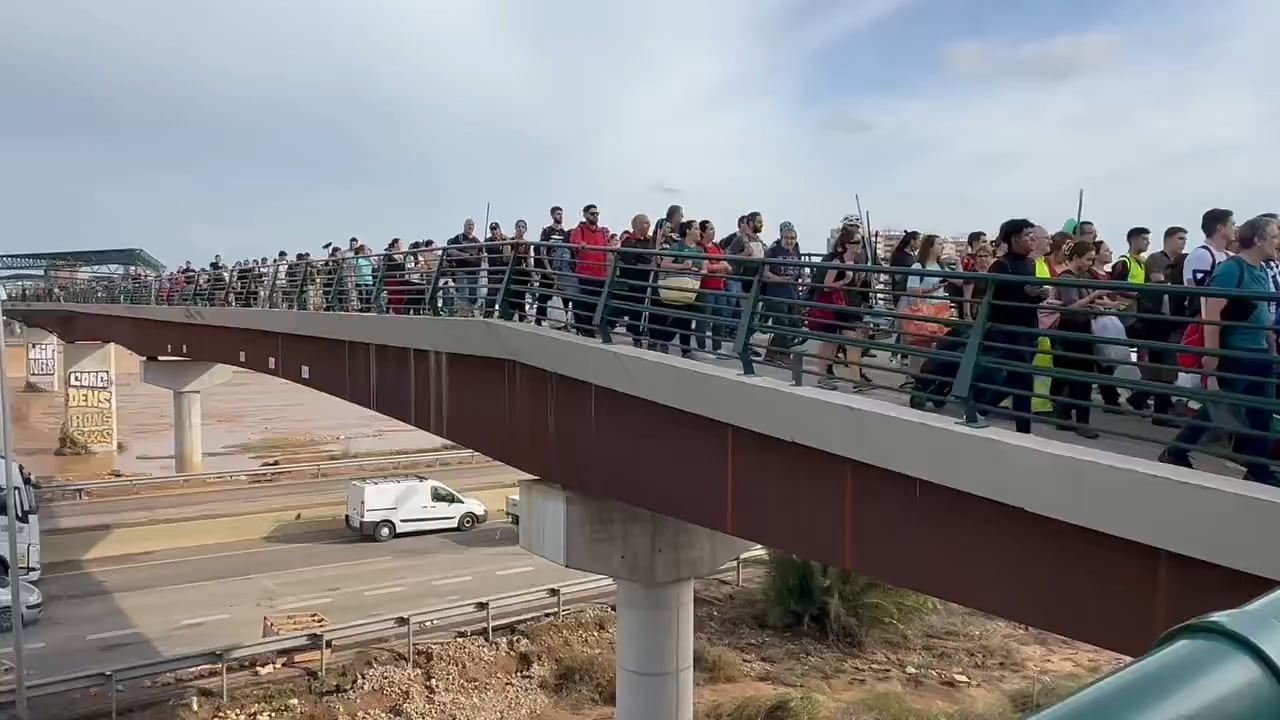 Thousands of people carrying buckets, shovels, mops, brooms, water jugs and food are setting out on foot from Valencia to help villages affected by the floods.