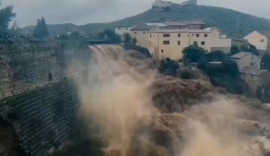 The Roman dam in Almonacid de la Cuba, Aragón, shedding its load after the flash floods this week in Spain. Built in the I century by Augustus, it's partly responsible for Zaragoza not being flooded as badly as Valencia