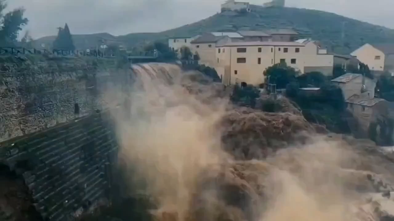 The Roman dam in Almonacid de la Cuba, Aragón, shedding its load after the flash floods this week in Spain. Built in the I century by Augustus, it's partly responsible for Zaragoza not being flooded as badly as Valencia