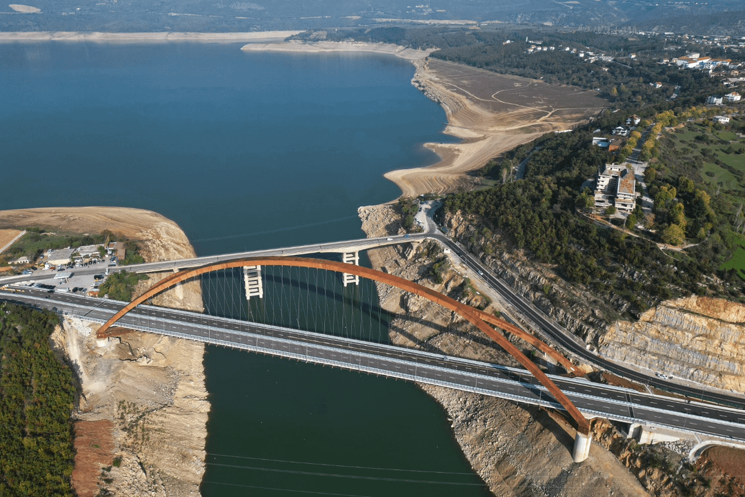 Albania inaugurates the 40-million-euro Kukës Bridge over the Drin River. The bridge spans a total length of 310 meters, with a metal arch that has a 270-meter base and reaches a height of 56 meters.