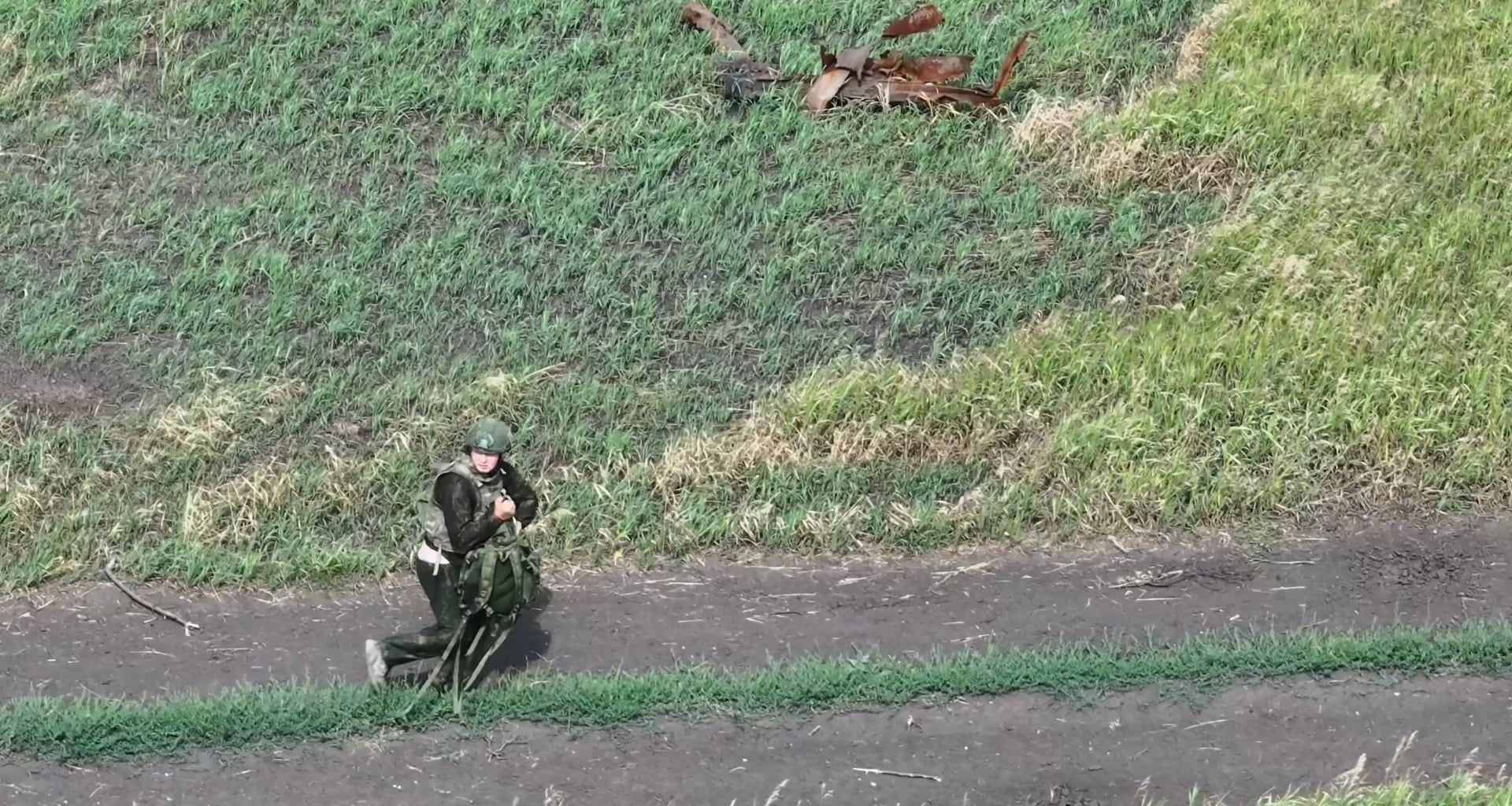 Drone operators of the Strike Drone Company (47 OMBr) use a FPV drone to hunt down a fleeing Russian soldier.                    (NSFW)