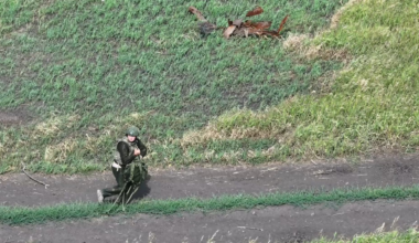 Drone operators of the Strike Drone Company (47 OMBr) use a FPV drone to hunt down a fleeing Russian soldier.                    (NSFW)