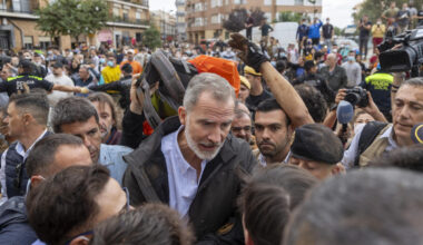 Rey de España se mantuvo firme ante aluvión de lodo. ¿Qué significa este momento para su reinado?