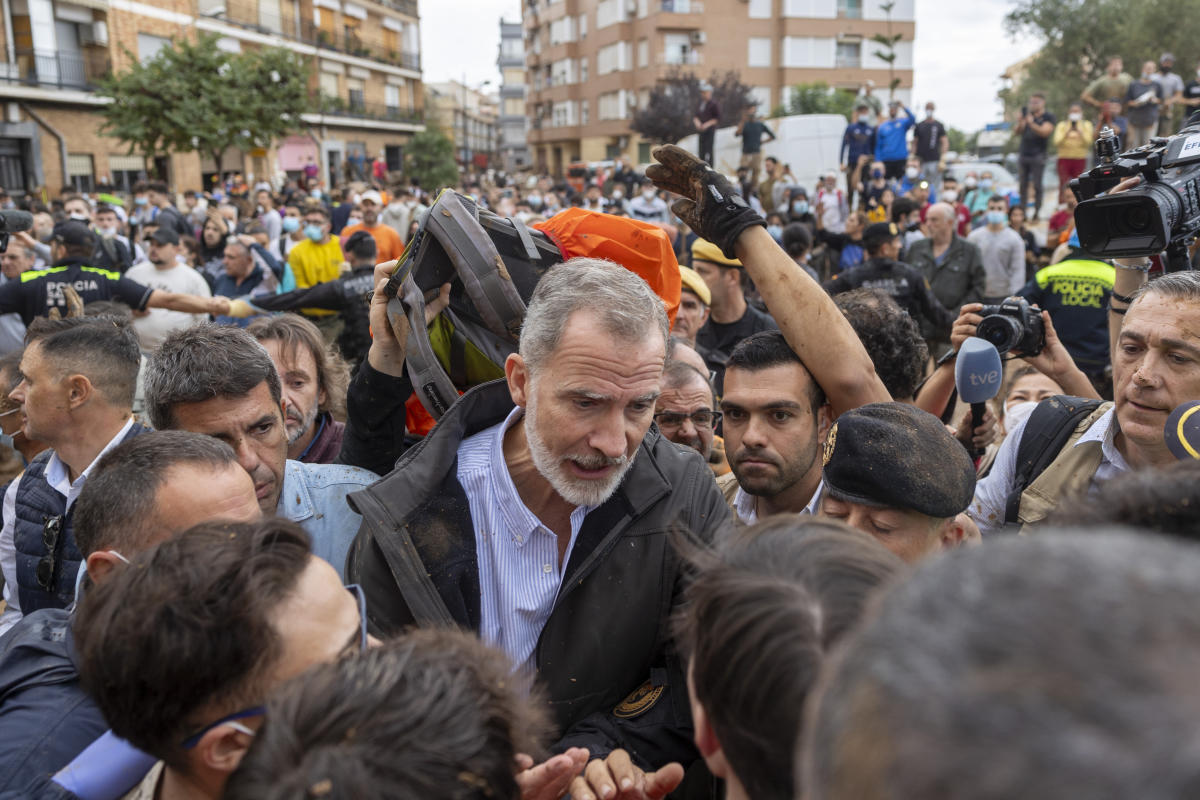 Rey de España se mantuvo firme ante aluvión de lodo. ¿Qué significa este momento para su reinado?