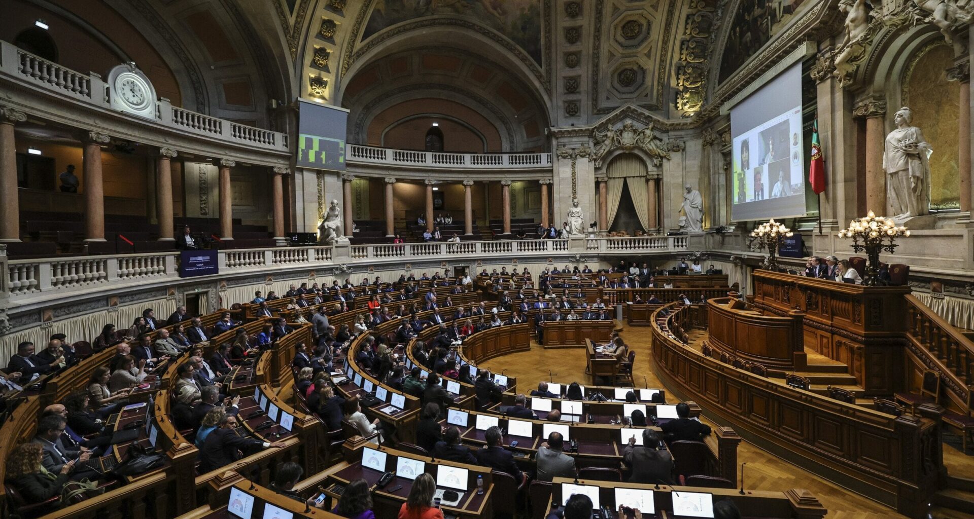 Orçamento do Estado aprovado na generalidade graças à abstenção do PS