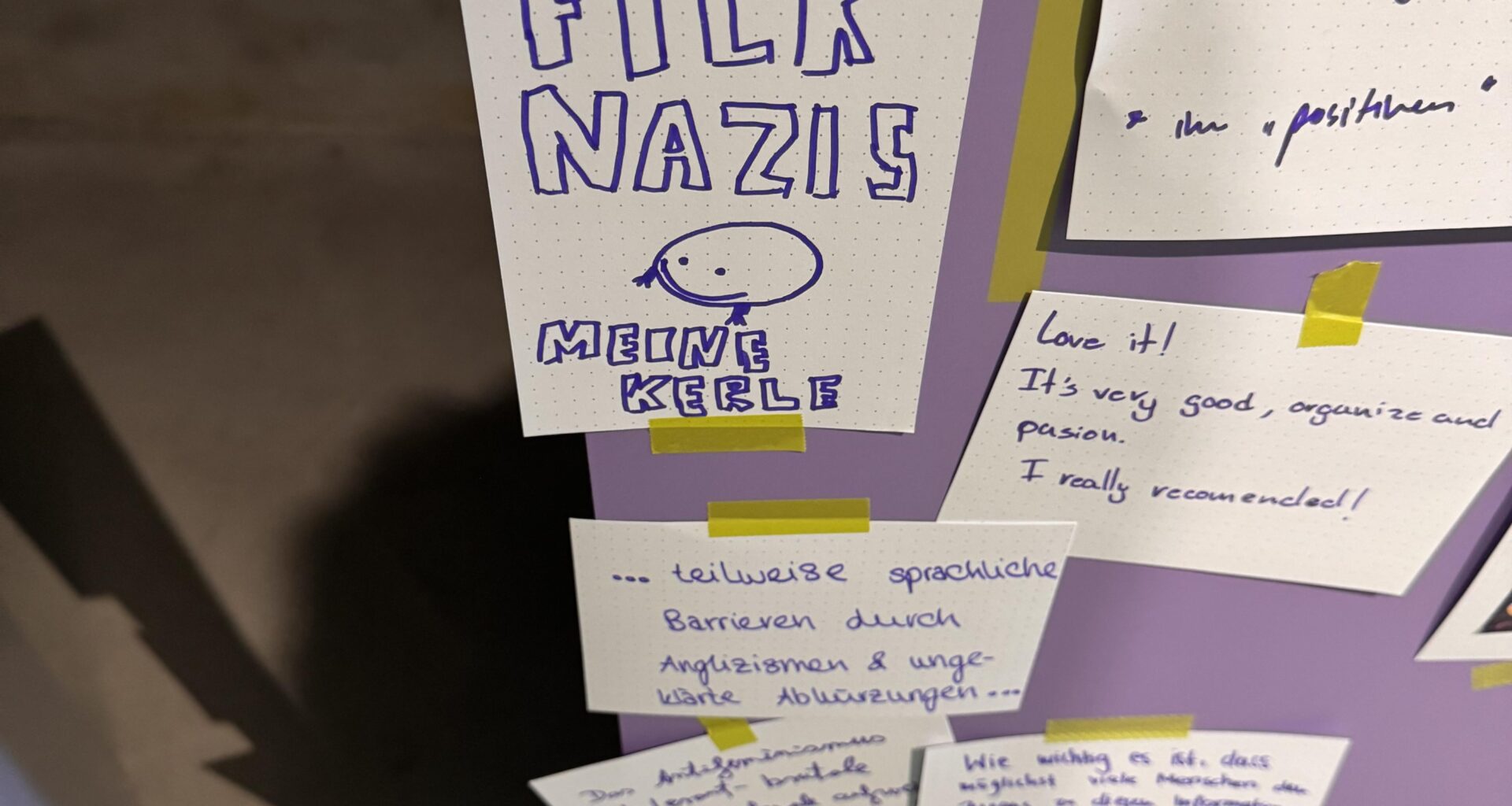 /r/de in der Ausstellung zu Antifeminismus im NS-DOK in Köln