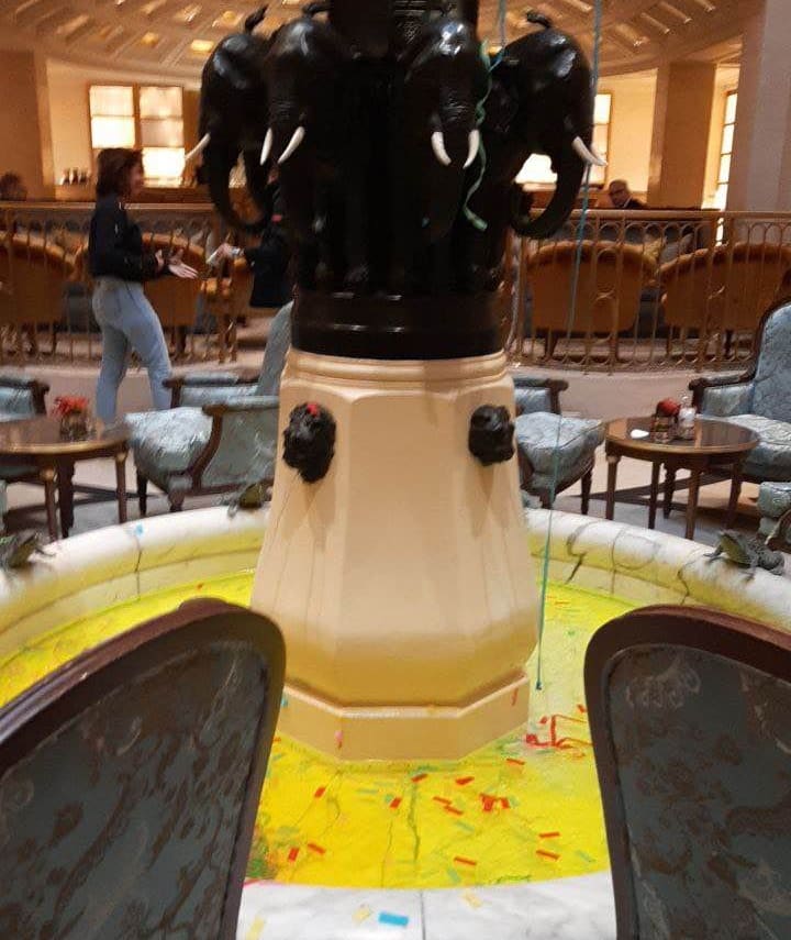 Der Brunnen in der Lobby des Berliner Nobel-Hotels Adlon. Er ist gelb gefärbt, Konfetti schwimmt im Wasser