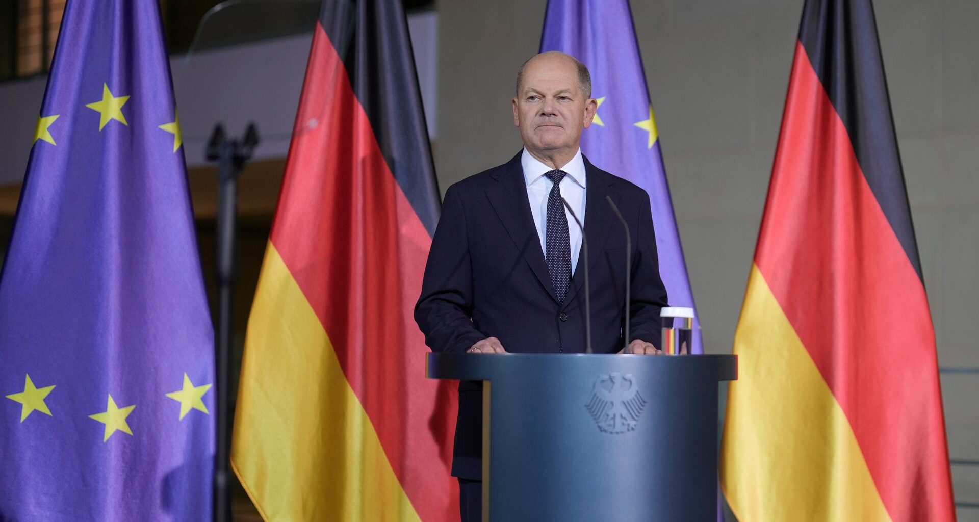 Bundeskanzler Scholz gibt ein Pressestatement vor dem Kanzleramt - er steht vor deutschen und europäischen Flaggen.