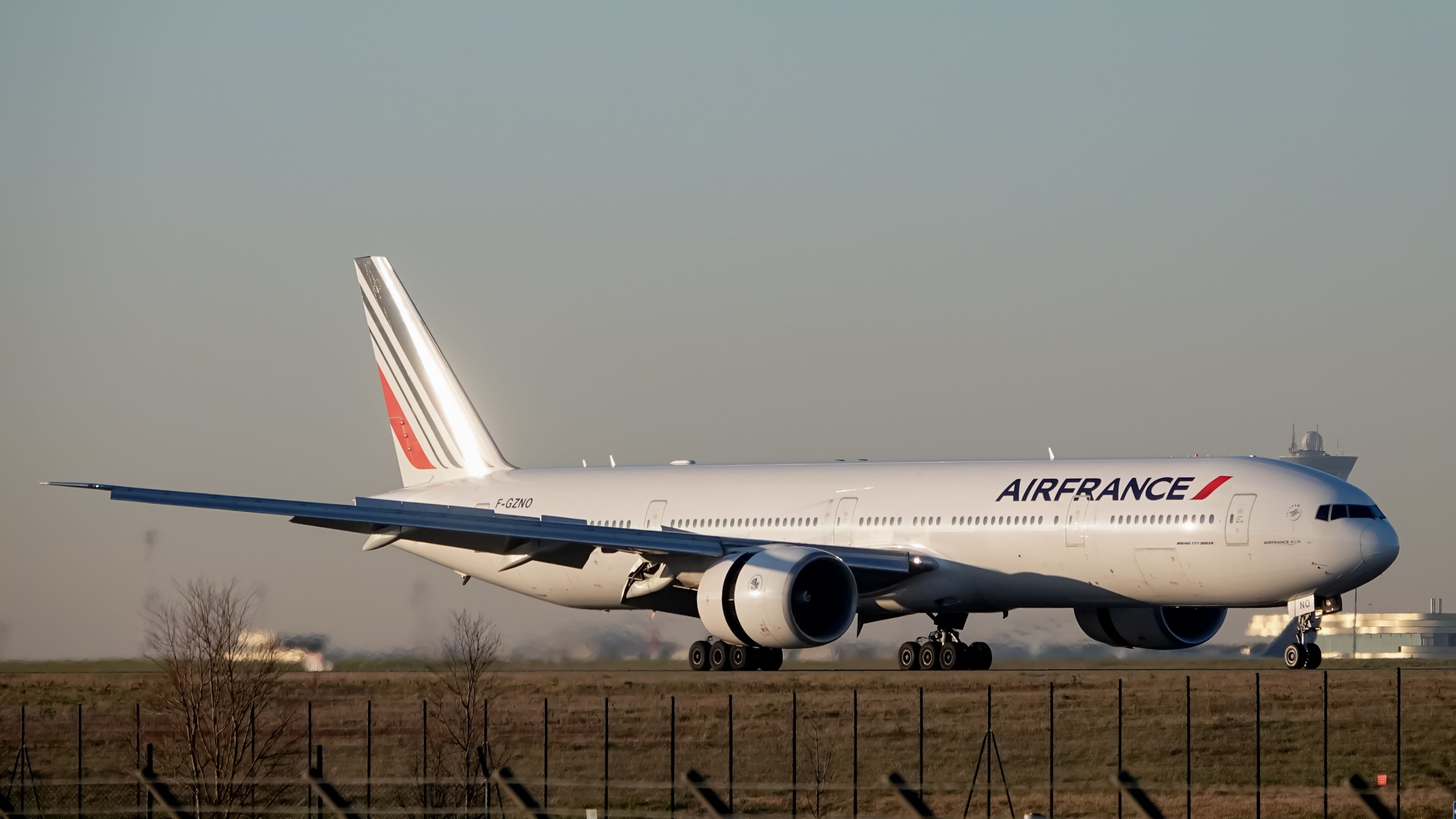 Air France Boeing 777 landing