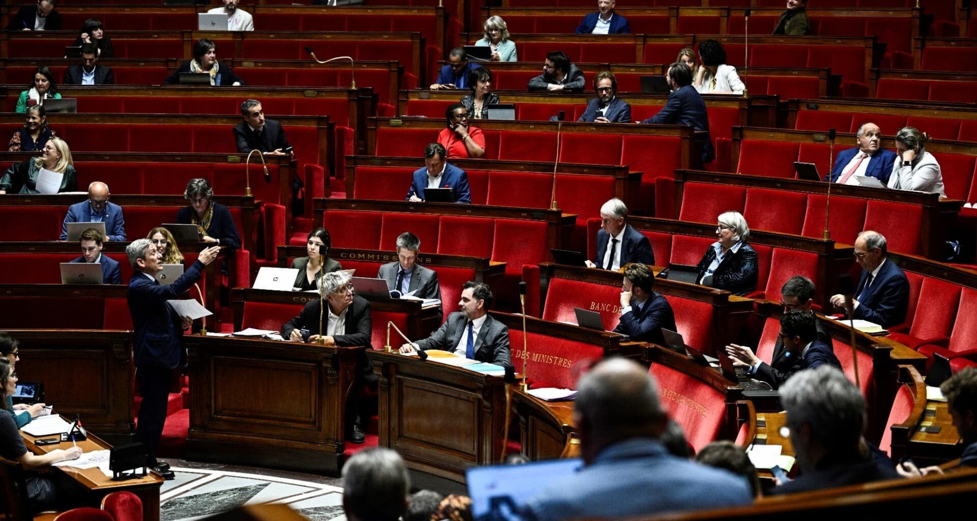 "On ne nous fait plus confiance": entre 49.3 et crainte d'une dissolution, pourquoi des députés sèchent l'Assemblée