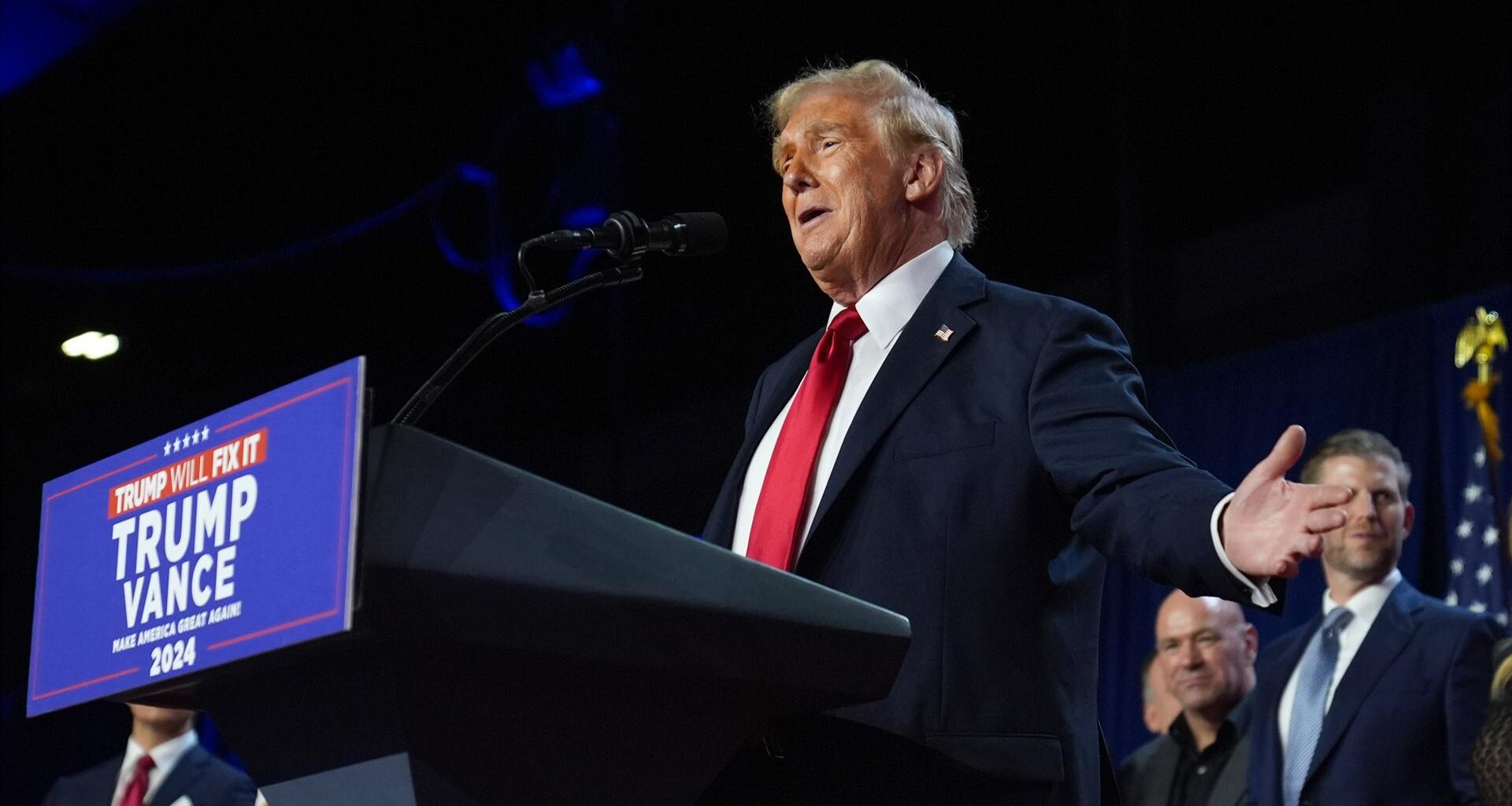 Donald Trump spricht bei einer Wahlparty im Palm Beach Convention Center am Mittwoch, 6. November 2024, in West Palm Beach, Florida.