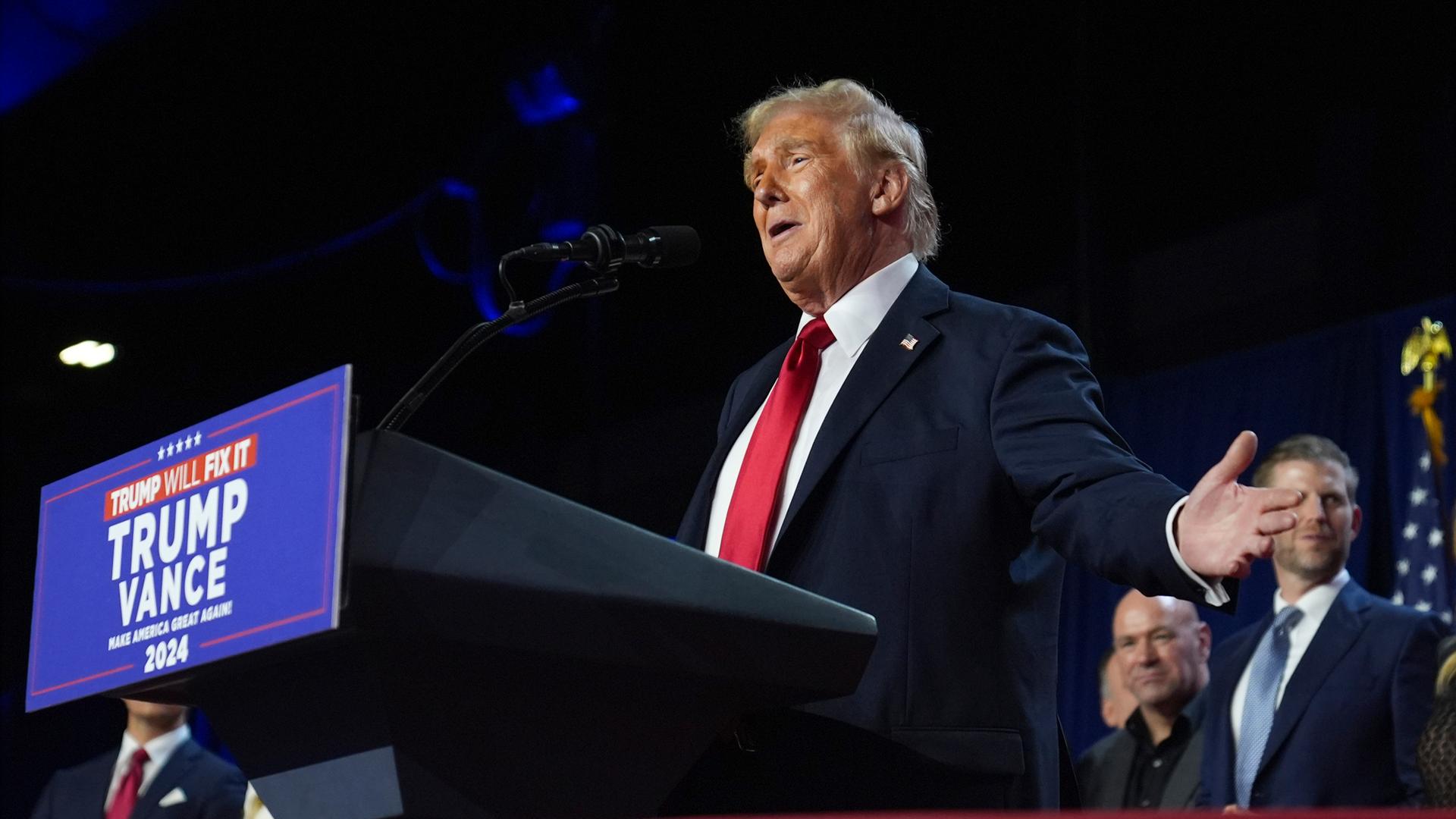 Donald Trump spricht bei einer Wahlparty im Palm Beach Convention Center am Mittwoch, 6. November 2024, in West Palm Beach, Florida. 