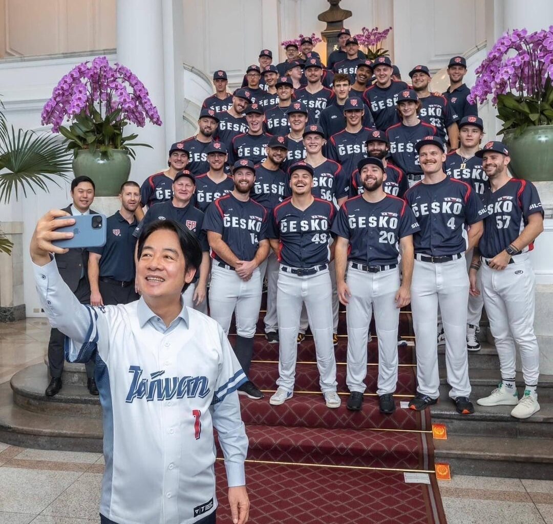 The Czech national baseball team took selfie with the President of Taiwan