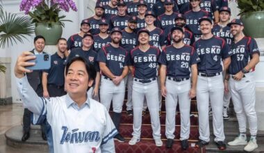 The Czech national baseball team took selfie with the President of Taiwan