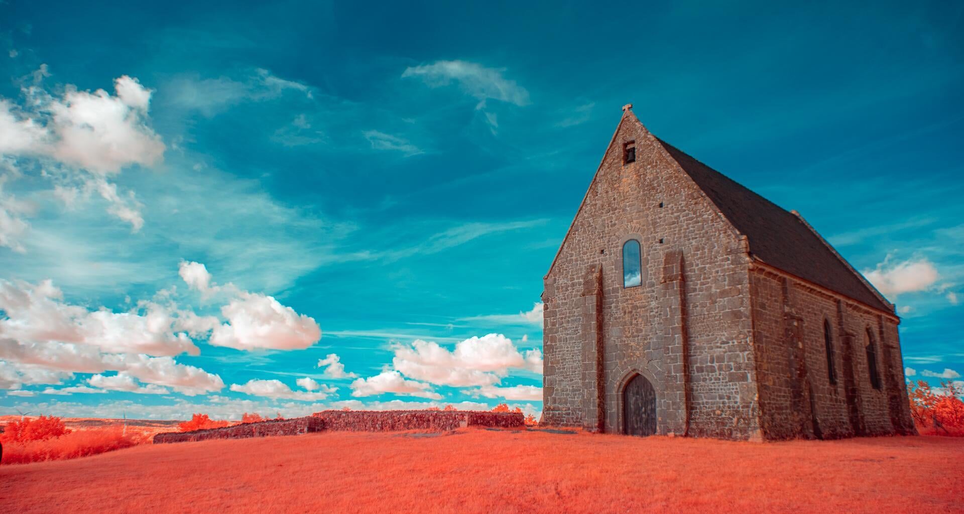 Photo en Infrarouge de la Chapelle du Montaigu en Mayenne