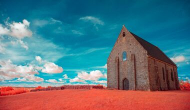 Photo en Infrarouge de la Chapelle du Montaigu en Mayenne